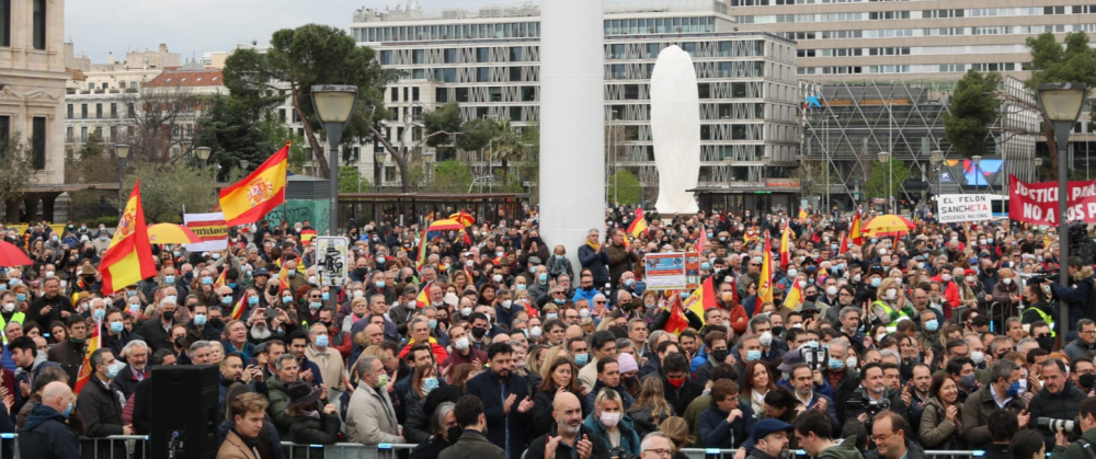 Miles de personas apoyan a la AVT en Madrid